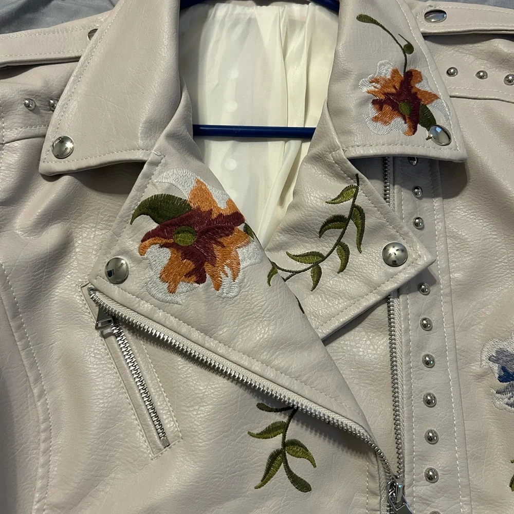 Floral Embroidered Women's Leather Jacket - Picture 2 of 3